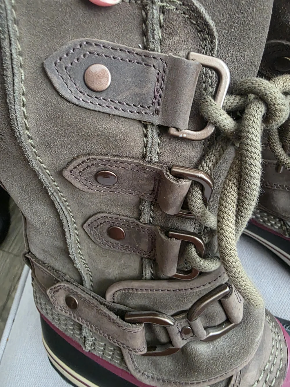 Sorel Women's Brown and Black Winter Duck Boots with Maroon Trim Size 6.5 Used.